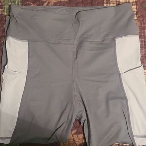 Yoga pants with pockets